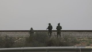 Des véhicules militaires israéliens manoeuvrent près de la ville de Sdérot | AFP Images