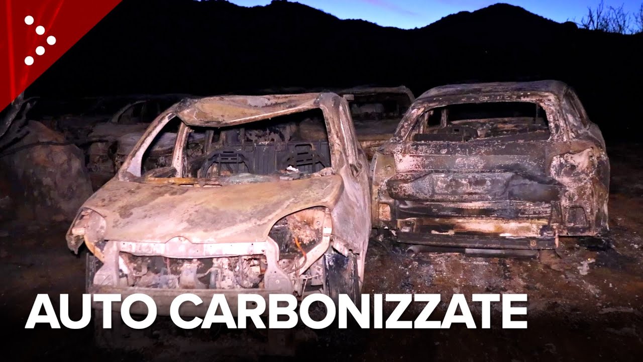 Devastante incendio a Villasimius: gente in spiaggia soccorsa via mare, numerose auto carbonizzate