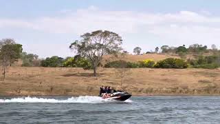 As Meninas Andando De Jet No Lago