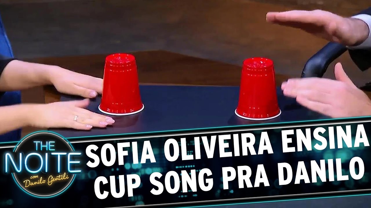 juliana salazar Sofia Oliveira ensina Danilo a fazer Cup Song | The Noite (12/05/17)