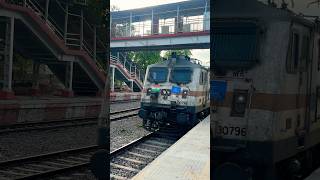 15083-Utsarg Express arrived at bnz railway station with Wap7 locomotive..🔥 #train #shorts #wap7
