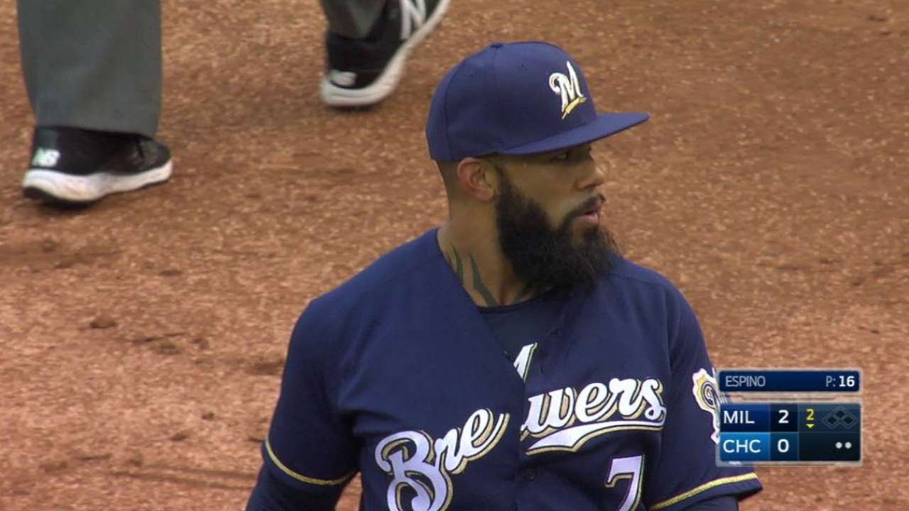 MIL@CHC: Arcia charges to make smooth barehanded play