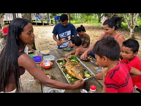 ALMOÇO DE DOMINGO COM A RIBEIRINHA/LAGO AMANÃ/Amazonas.