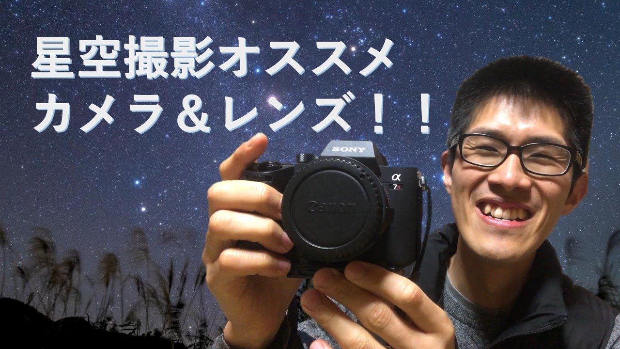 Crianças na praia, brincando na areia, vestindo camisas de manga comprida com proteção UV e chapéus