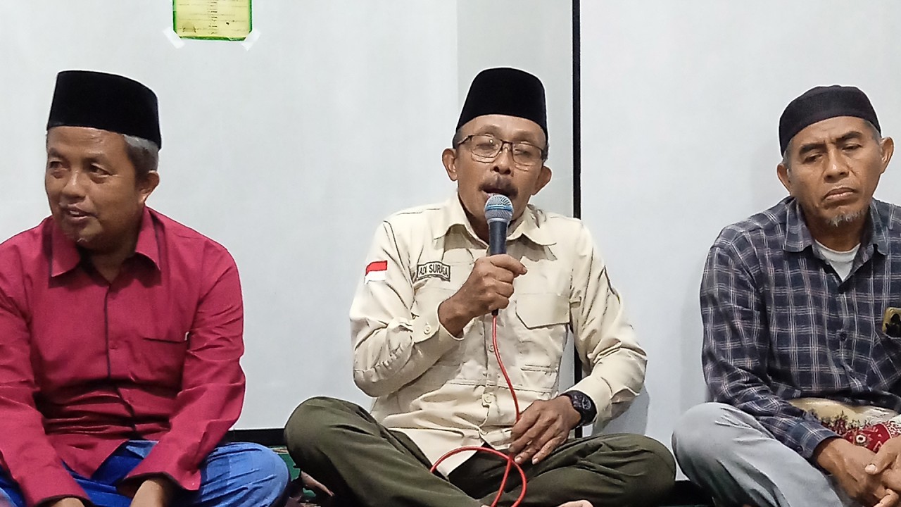 Diguyur Hujan Lebat, Pak Lurah Dampit Tetap Hadir & Beri Sambutan Penuh Semangat