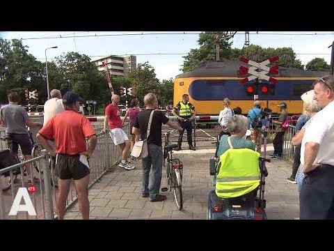 Spoorbomen bij Station Diemen blijven dicht, auto's rijden eromheen
