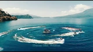 PENGIBARAN BENDERA RAKSASA INDONESIA DI DANAU RANAU
