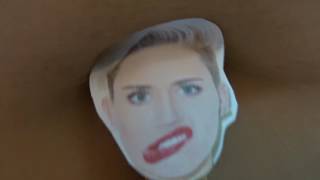 Liu (fidget) my belly button Miley Cyrus 撩肚臍 Day 59