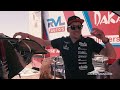 Van Loon geeft uitleg over rallyonderdelen in nieuwe Toyota