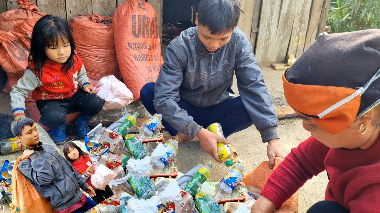 Together with my sister, I picked up scraps to sell and worked as hired laborers to make a living.