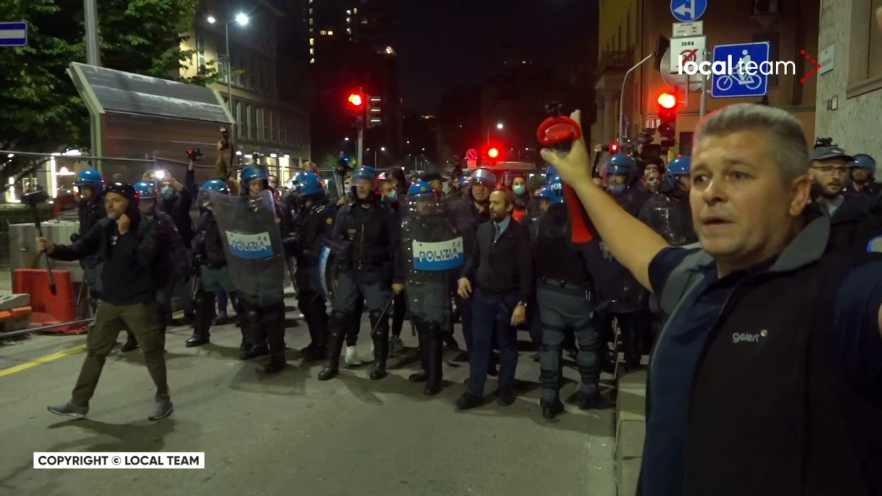No Green Pass, carica polizia: scontri da 2 telecamere