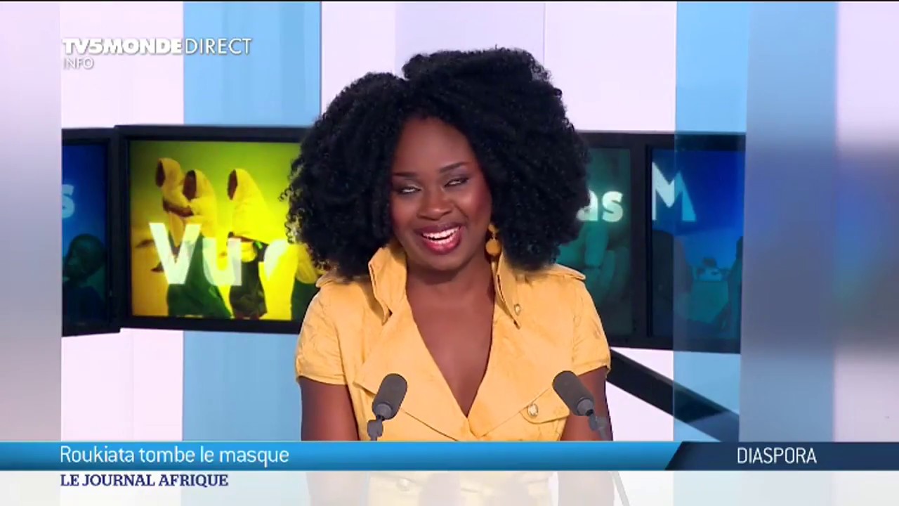 L'humoriste Roukiata Ouedraogo tombe le masque et dévoile son parcours sur le plateau de TV5MONDE.