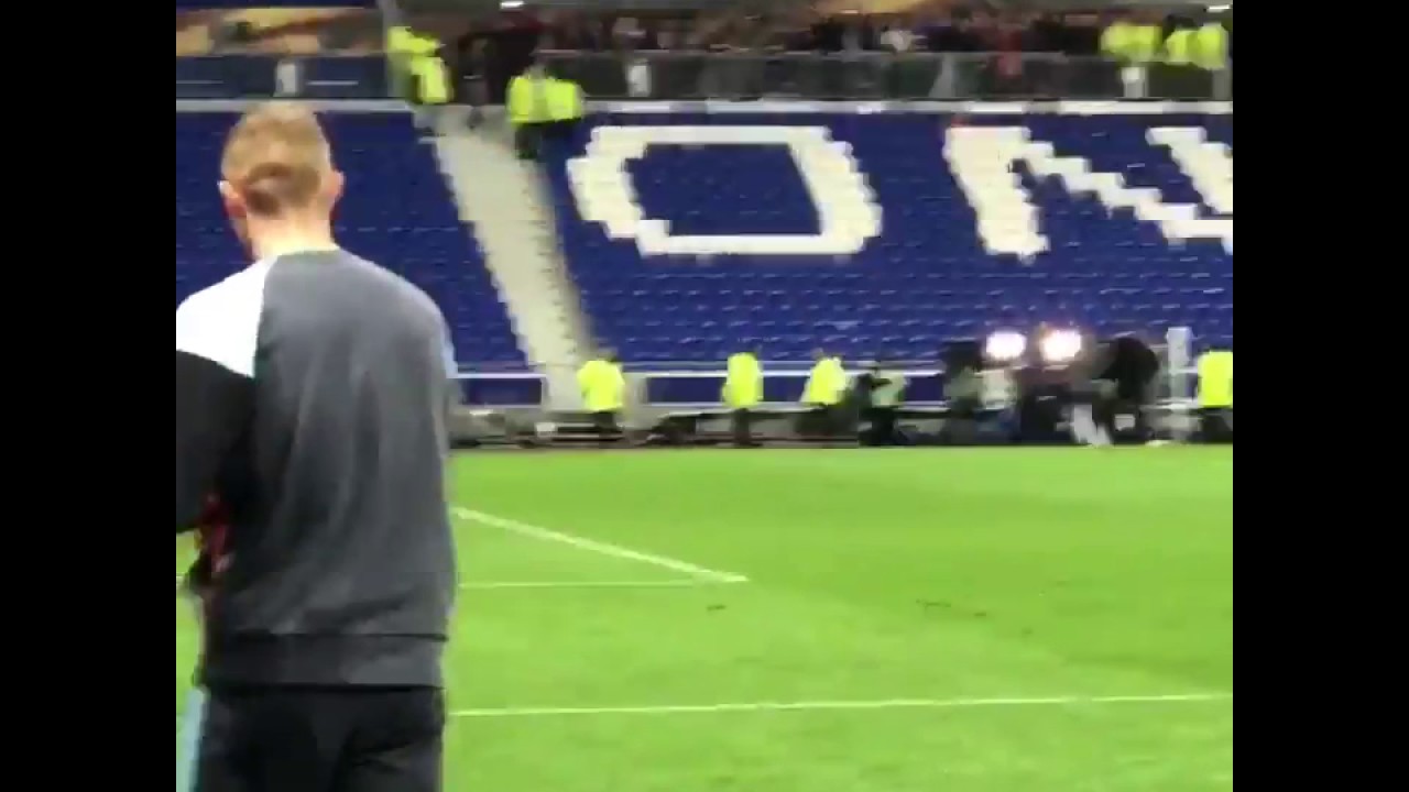17 year old Ajax player Matthijs De Ligt leading the chants away at Lyon last night, class!