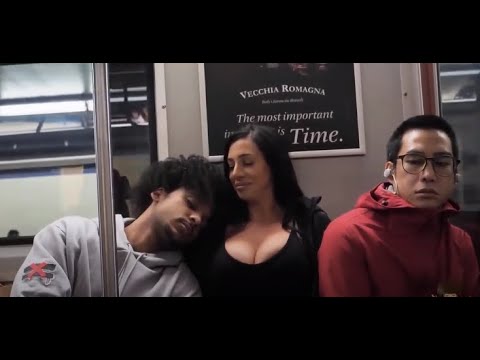 ينام باى مكان ينام على كتف البنات مترجم