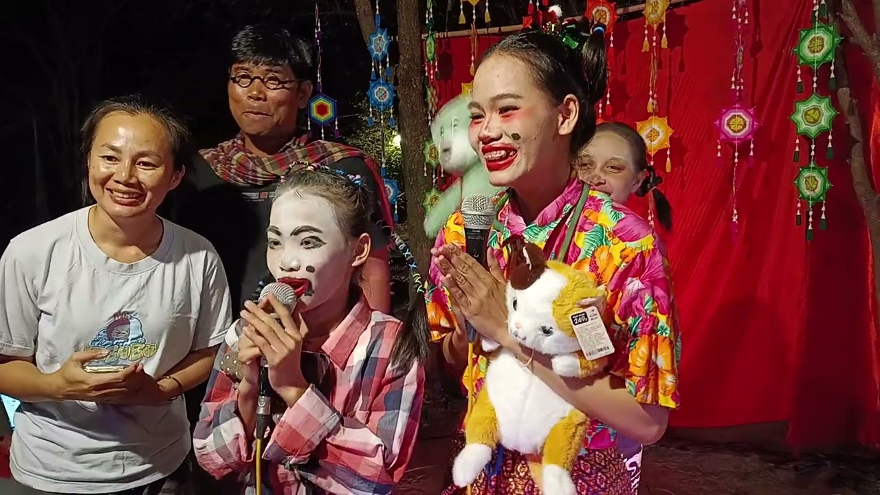 ธิดาลาว แสดงสดอ้อมกอดออนไลน์