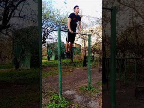 Что-то он уже шатается😬 #турник #спорт #мем #воркаут #качалка #юмор #sport #shorts #fitness #gym