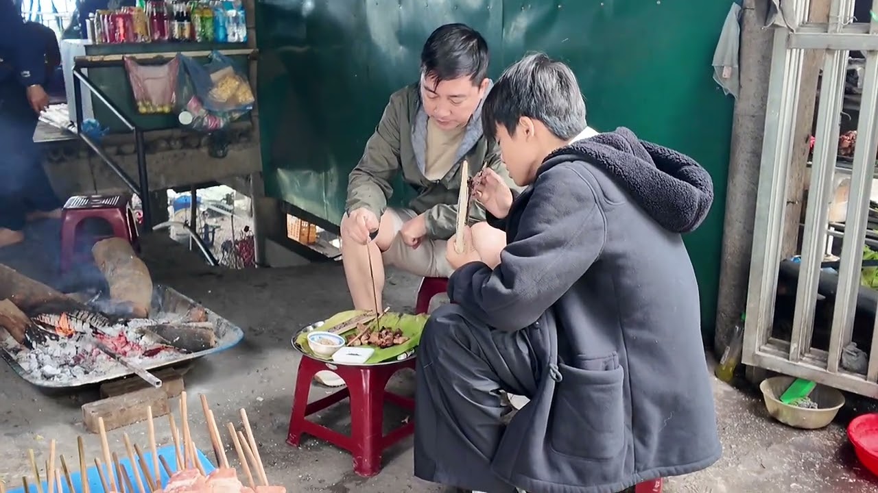 Chợ trên đèo đá trắng, nơi du khách thưởng thức đặc sản: ngô nướng, cơm lam, thịt nướng..