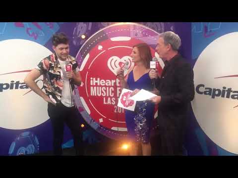 Niall Horan  loves Thomas Rhett like we do!!