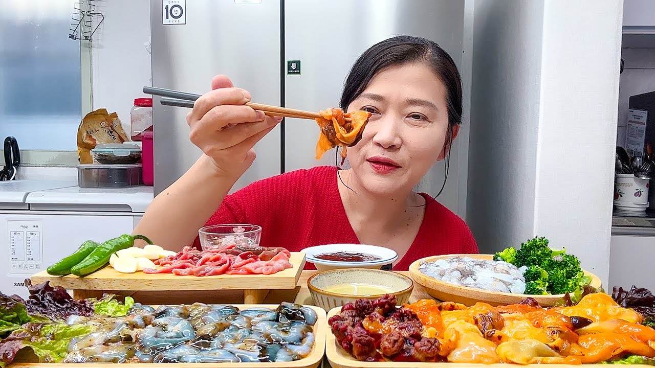 ШОУ С ПОЕДАНИЕМ СЫРЫХ МОРЕПРОДУКТОВ