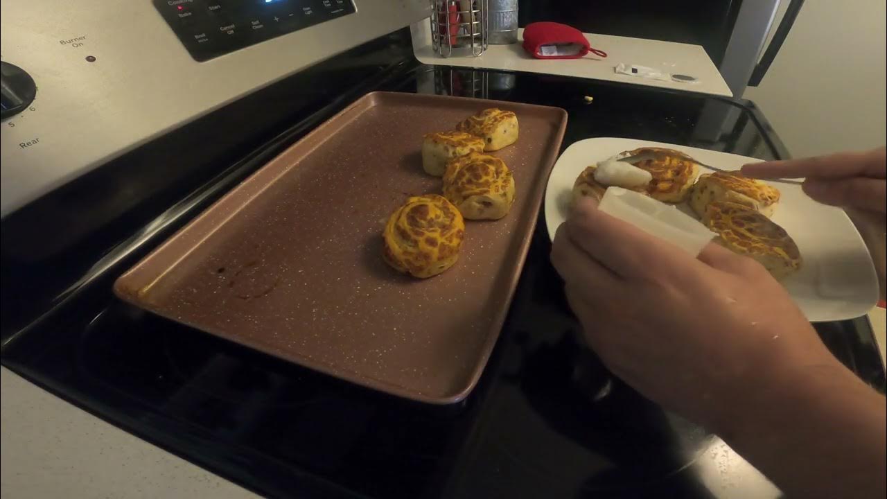 how-to-apply-icing-to-cinnamon-rolls-youtube
