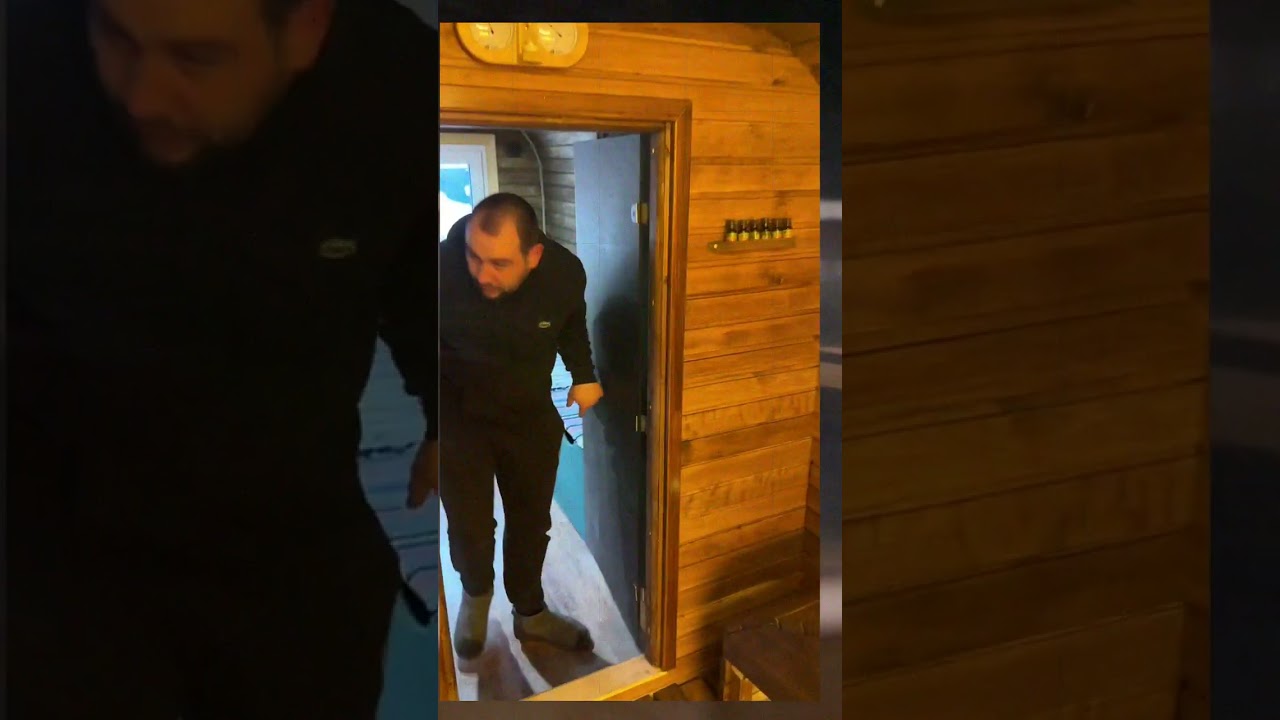 Баня с холодильником и ТВ в комнате отдыха 