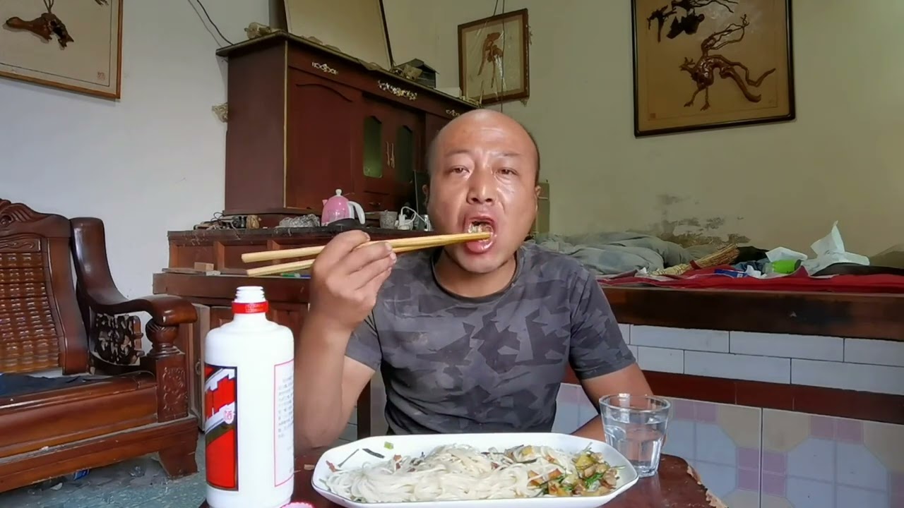 下午的一顿饭汤汤面一盘，白酒差不多七两五，真很过瘾 #吃面