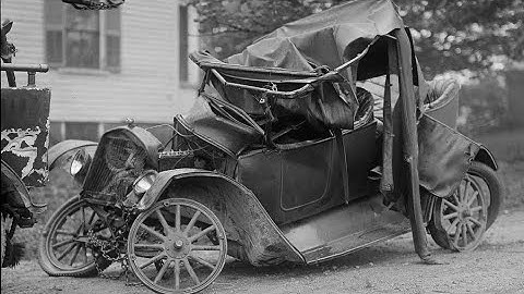 VINTAGE CARS CRASH 1920s 1930s