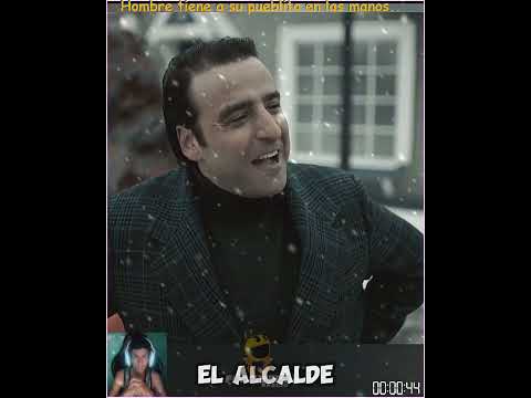 Hombre tiene a su pueblito en las manos.