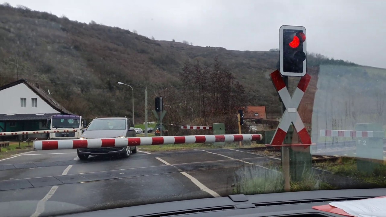 Autos fahren bei Rot über Bahnübergang in richtig Rockenhausen 06.12.2019 YouTube