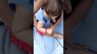 Comendo a coxa do frango caipira