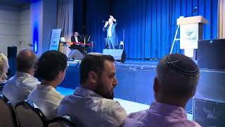 Shulem Lemmer performing at the Chabad Gala in Margate, NJ