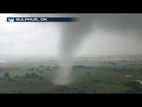 Incredibile video di un drone che insegue un tornado