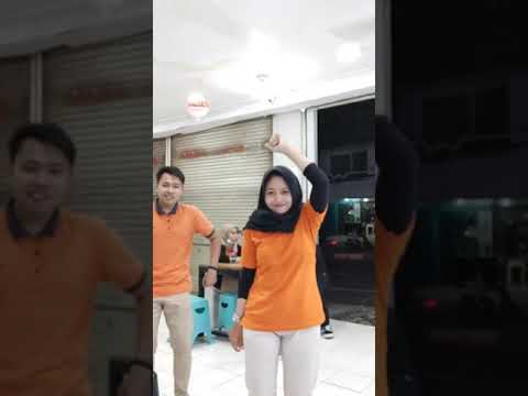 Video: Babi dari celana ketat nilon untuk Tahun Baru