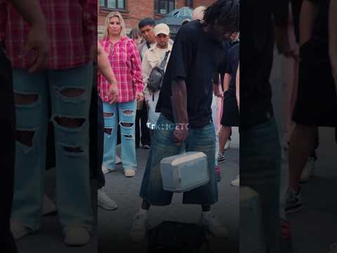 Африканец поднял молот Тора и получил деньги. (Полный видос на канале) #челлендж #пранк #спорт