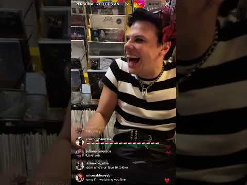 YUNGBLUD - signing vinyls at Banquet Records [8/31/22]