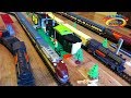 Игрушечная железная дорога и поезда для детей / Toy Trains in a car cartoon for children