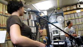 Blaka Watra performing Winter Blanket on 91.1 WRUWs Live From Cleveland show
Blaka Watra performing the song Winter Blanket on 91.1 WRUWs Live From Cleveland radio show on Thursday June 3rd 2010
http://www.myspace.com/blakawatragrls Blaka Watra performing Winter Blanket on 91.1 WRUWs Live From Cleveland show