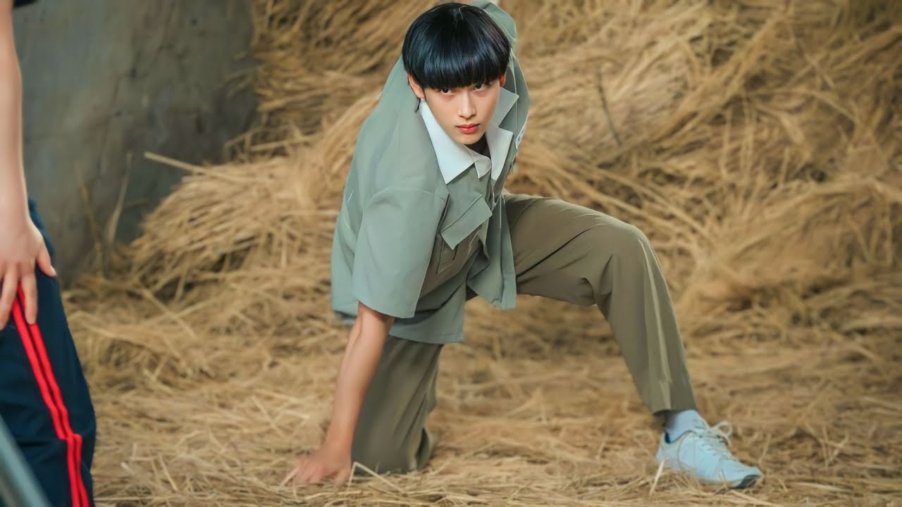 طالب ضعيف بينتقل لمدرسه جديده كلهم بيتنمروا عليه بس الصدمه بيتغير لوحش عنيف وبيكسر وشهم ملخص مسلسل