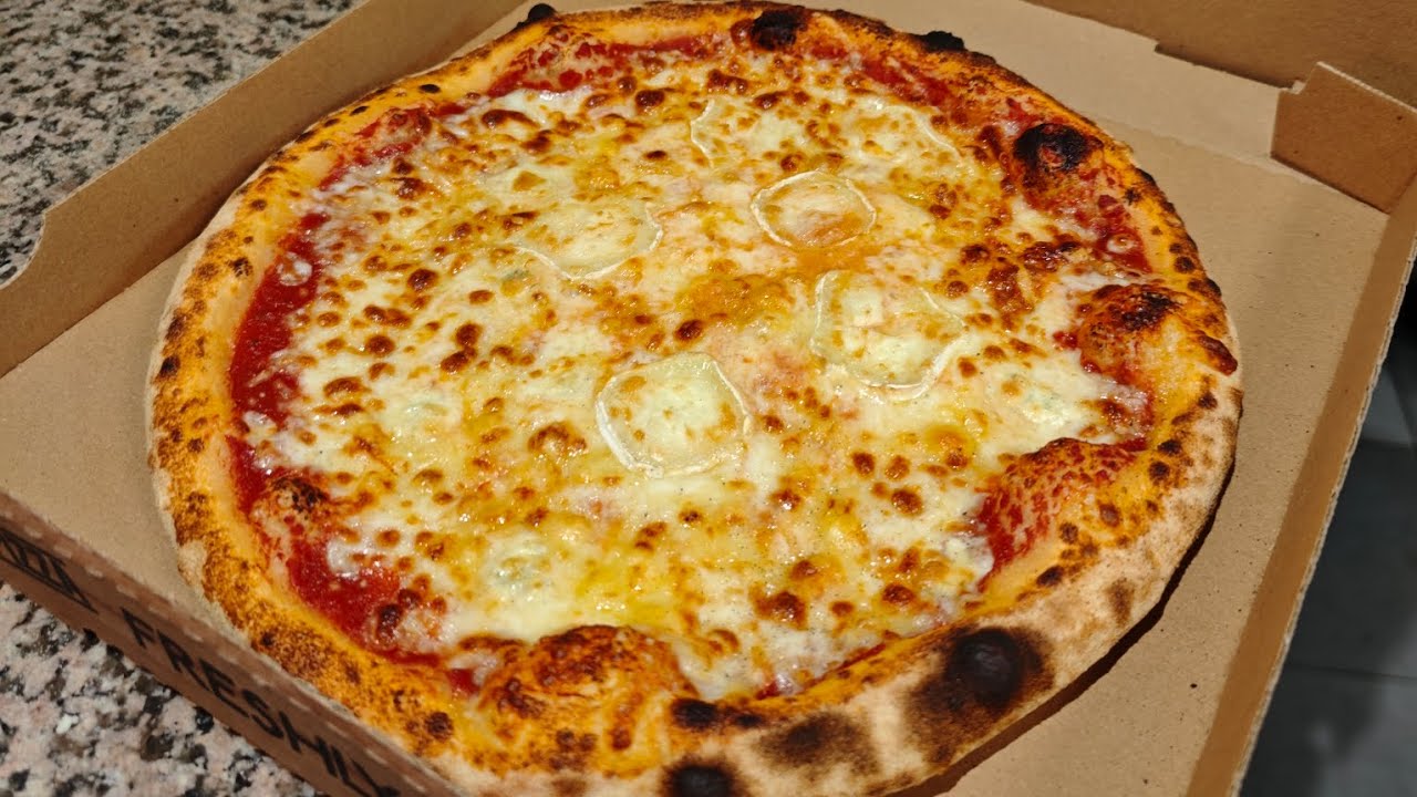 This is how real Italian pizza is made. #pizza #italian 