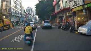 1110104 16點28分 8078 XN 前金區自路二路117號門口 並排停車
