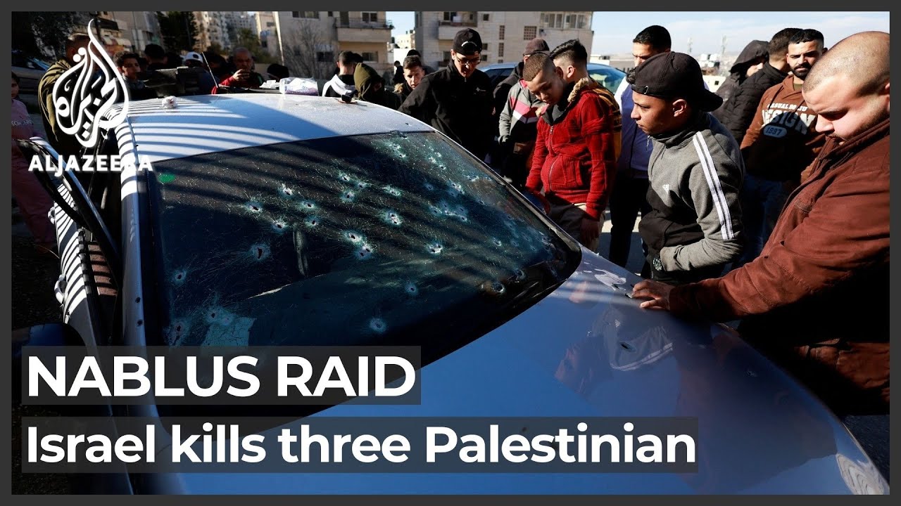 أطلق جنود إسرائيليون النار على سيارة في نابلس، مما أسفر عن مقتل فلسطينيين.