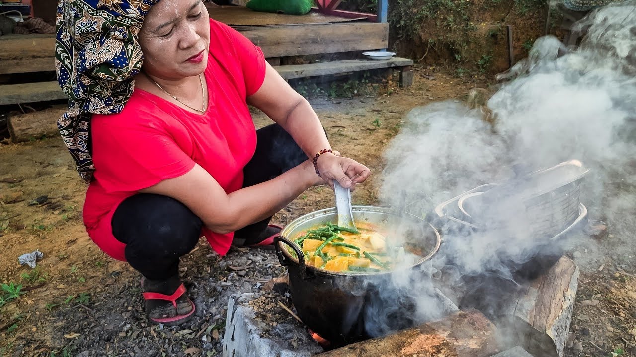 Kehidupan Di Kampung Dayak pedalaman, Cari Ikan Malam Hari & Masak Khas Dayak Kare Ayam Kampung
