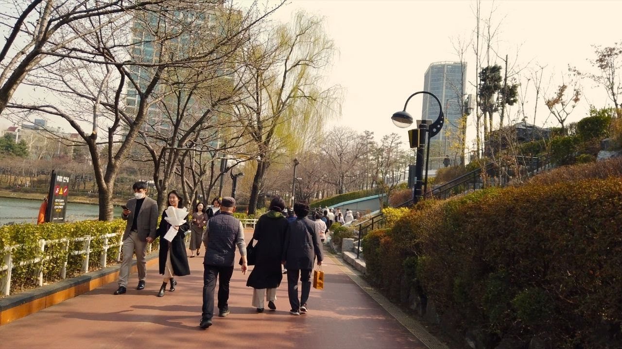 Exploring the Serene Beauty of Seokchon Lake Park in Seoul - A Relaxing Stroll