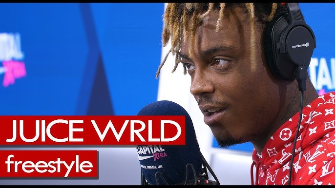 The sweatshirt in red and yellow worn by Juice Wrld in her video clip Fire  In The Booth