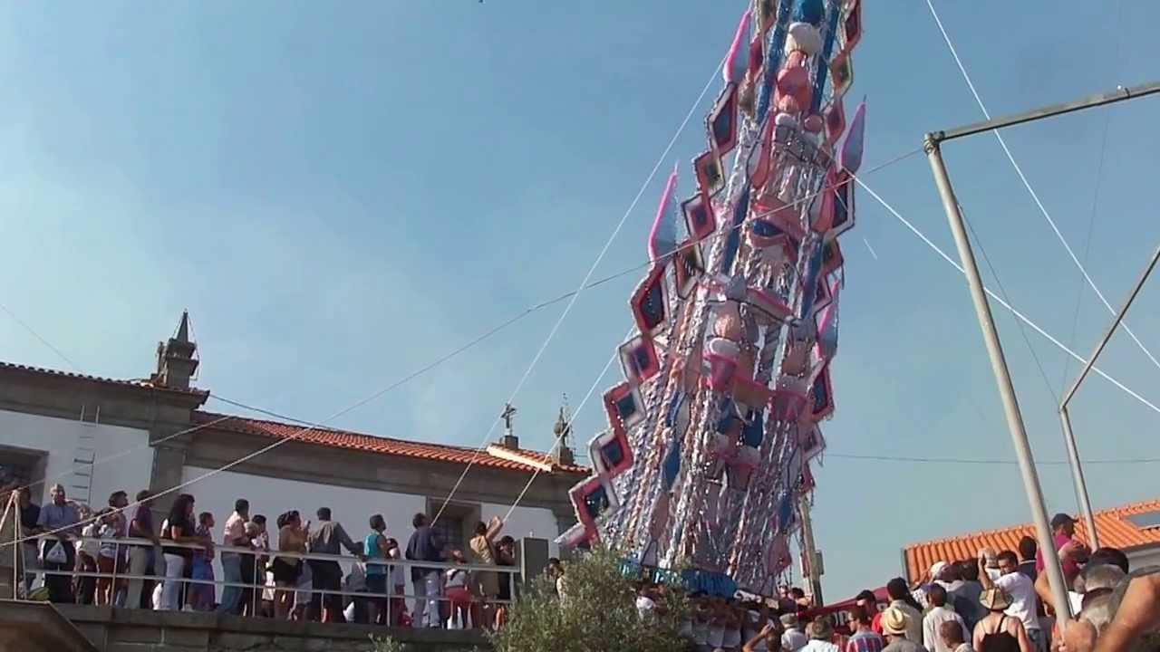 Romaria Aparecida andor de grandes dimensões desce escadaria