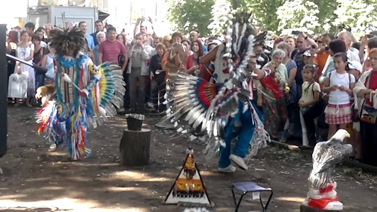 Индейцы в Москве. Индейцы поют в Москве. Перуанские индейцы в Коломенском. Индейцы в Москве поют и танцуют. Перуанские индейцы 4