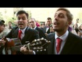 Carnavalero canta pasodoble en la boda de su hermana