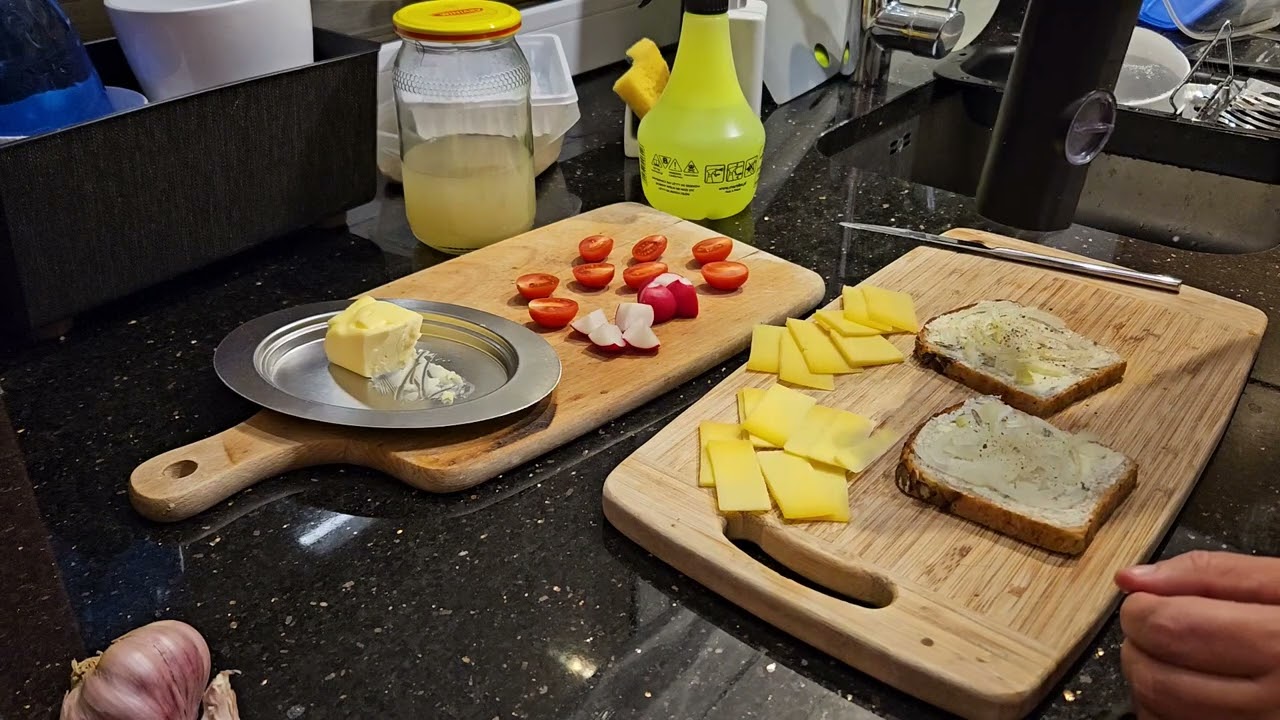 zapieksy na chlebie żytnim z dynią, ser plus cebulka