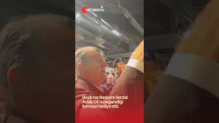 Beşiktaş Başkanı Serdal Adalı, Oh'a beğendiği formayı hediye etti.