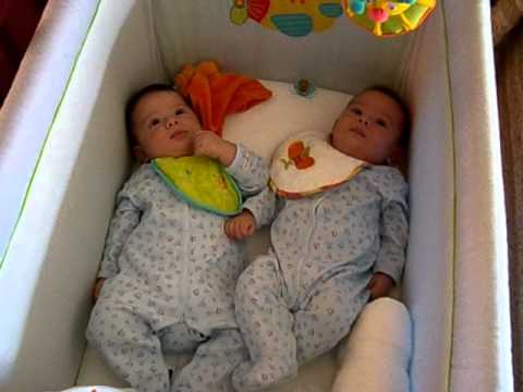 Gemelos durmiendo juntos en la misma cuna 5 meses youtube Cunas gemelares